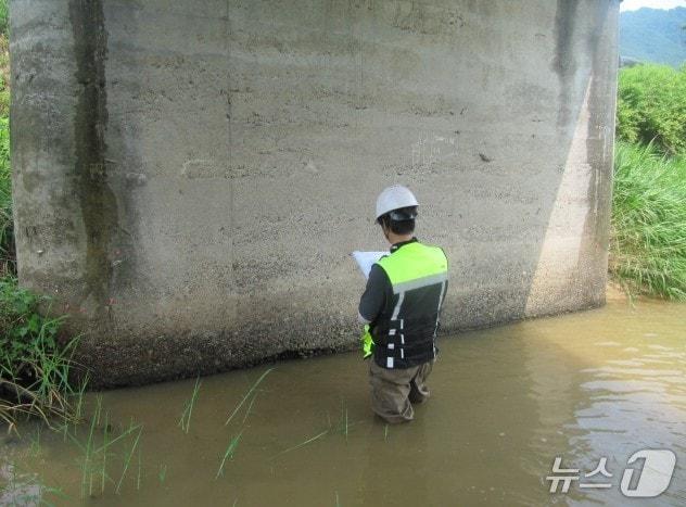 본문 이미지 -  충주시 노후교량 안전 점검.(충주시 제공. 재판매 및 DB금지)/뉴스1 