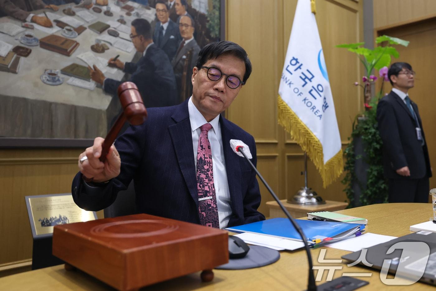 본문 이미지 - 이창용 한국은행 총재가 26일 서울 중구 한국은행 본관에서 열린 금융통화위원회 본회의에서 의사봉을 두드리고 있다. 이날 금통위는 기준금리(연2.50%)를 6연속 금리 동결했다. 2026.2.26 ⓒ 뉴스1 사진공동취재단