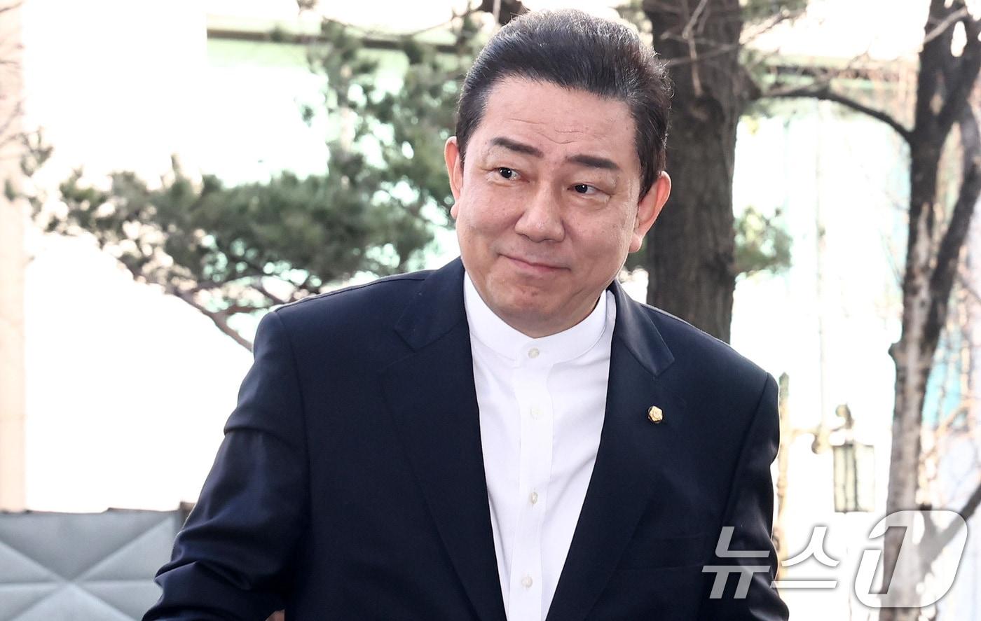 본문 이미지 - 공천헌금 수수 의혹 등 13가지 의혹으로 수사를 받고 있는 김병기 무소속 의원이 26일 오전 서울 마포구 서울경찰청 공공범죄수사대에 피의자 신분으로 출석하고 있다. 2026.2.26 ⓒ 뉴스1 최지환 기자