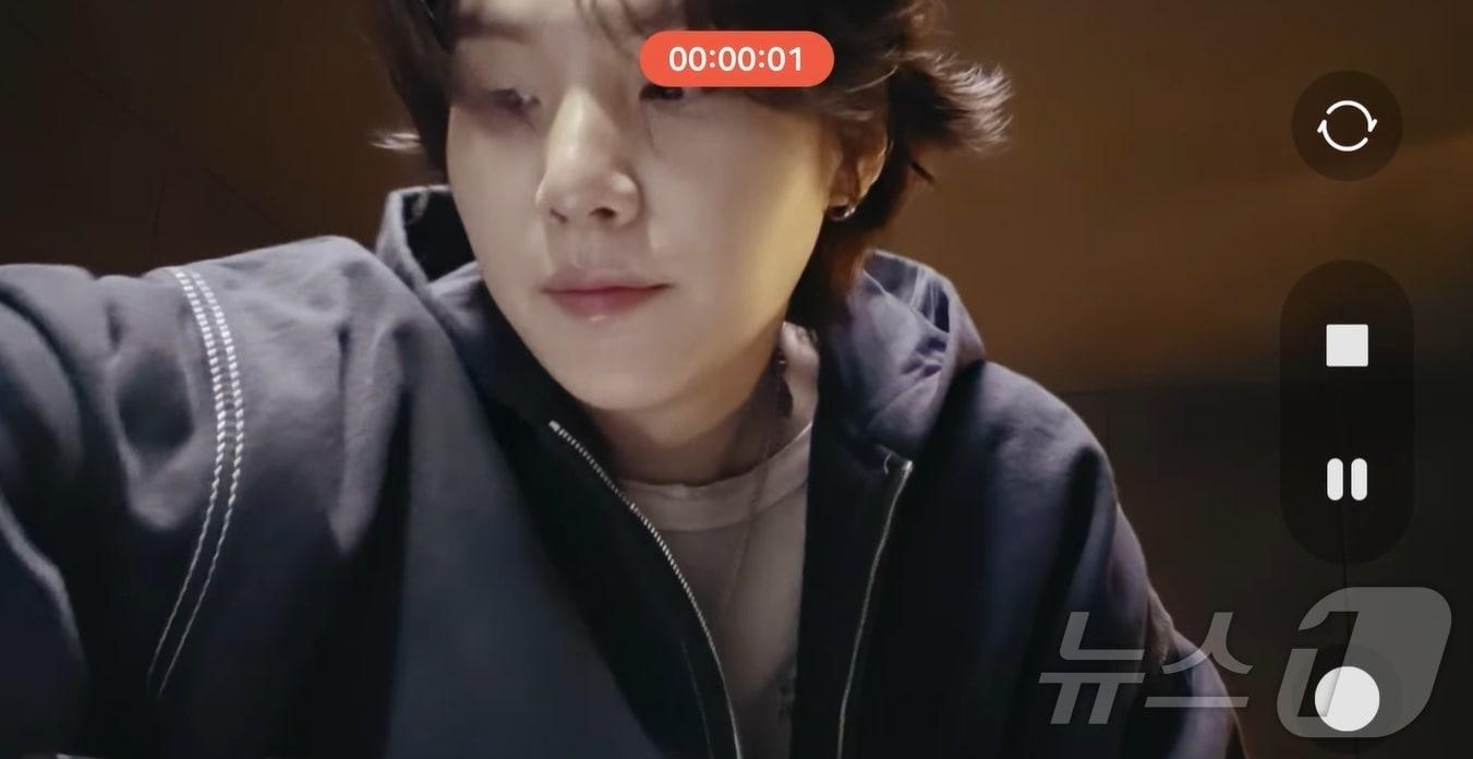 본문 이미지 - BTS 멤버 슈가가 갤럭시S26 언팩 무대에 영상으로 등장해 무선이어폰 갤럭시버즈4의 기능을 소개하고 있다.(삼성전자 제공) ⓒ 뉴스1 