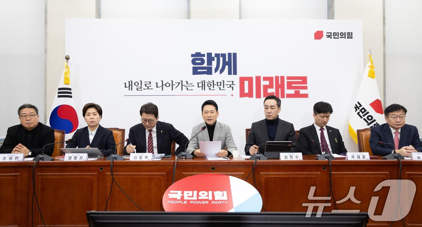 본문 이미지 - 장동혁 국민의힘 대표가 26일 서울 여의도 국회에서 열린 최고위원회의에서 모두발언하고 있다. 2026.2.26 ⓒ 뉴스1 이승배 기자