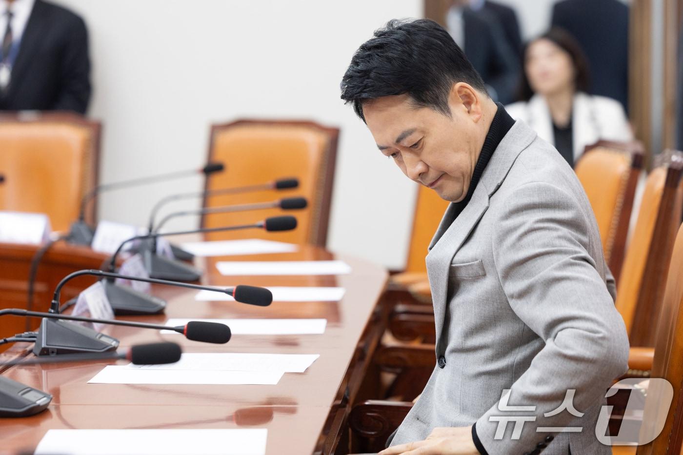 본문 이미지 - 장동혁 국민의힘 대표가 지난 2월 26일 서울 여의도 국회에서 열린 최고위원회의에 참석하고 있다. 2026.2.26 ⓒ 뉴스1 이승배 기자