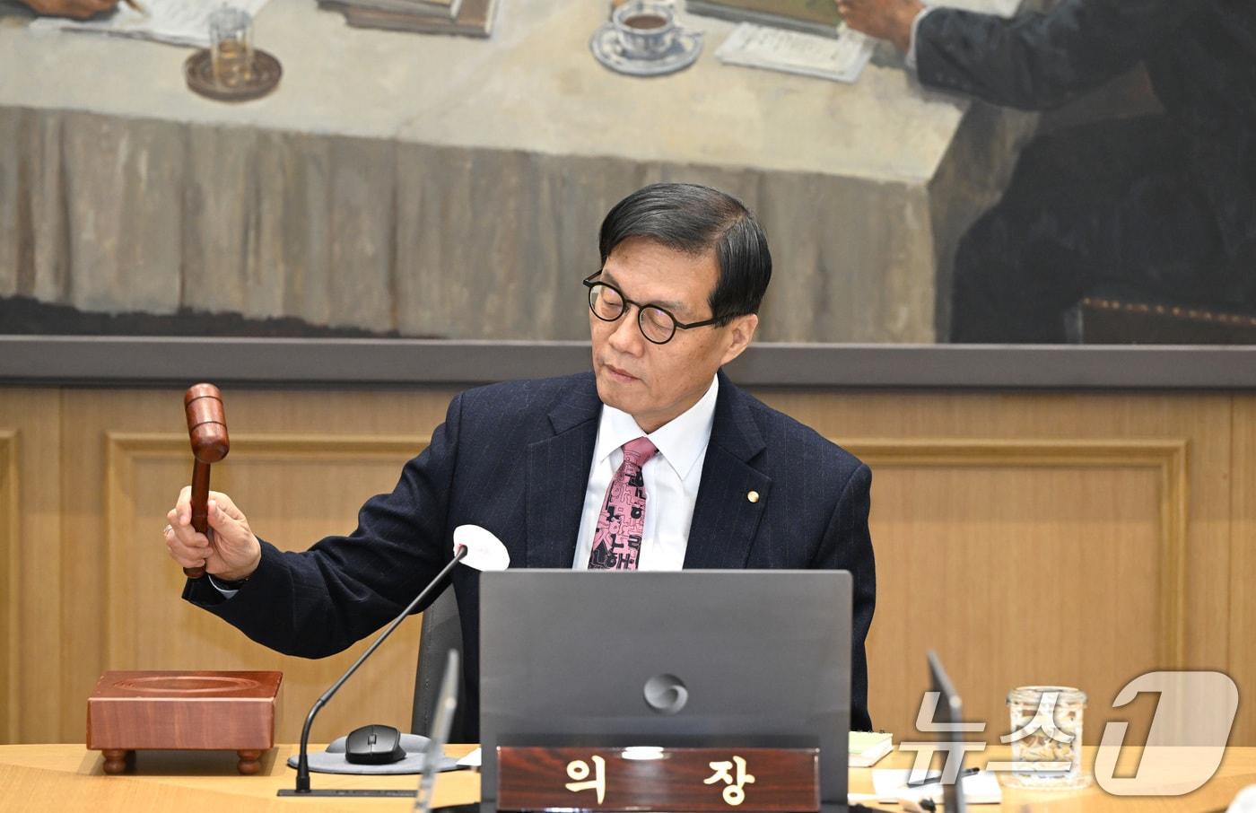 본문 이미지 - 이창용 한국은행 총재가 26일 서울 중구 한국은행 본관에서 열린 금융통화위원회 본회의에서 의사봉을 두드리고 있다. 2026.2.26 ⓒ 뉴스1 사진공동취재단