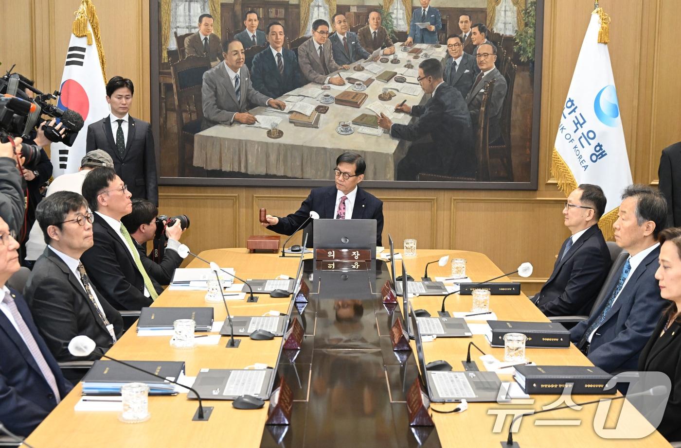 본문 이미지 - 이창용 한국은행 총재가 26일 서울 중구 한국은행 본관에서 열린 금융통화위원회 본회의에서 의사봉을 두드리고 있다. 2026.2.26 ⓒ 뉴스1 사진공동취재단