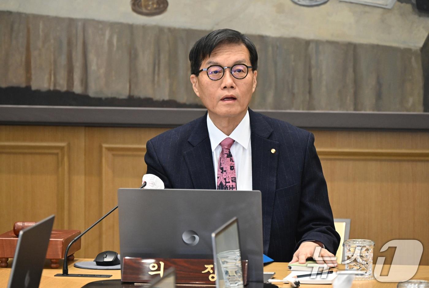 본문 이미지 - 이창용 한국은행 총재가 26일 서울 중구 한국은행 본관에서 금융통화위원회 본회의를 주재하고 있다. 2026.2.26 ⓒ 뉴스1 사진공동취재단