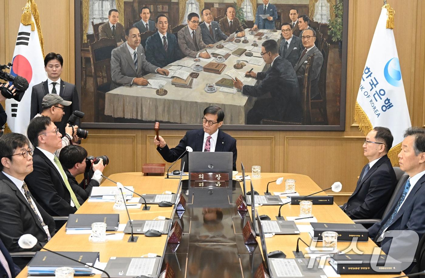 본문 이미지 - 이창용 한국은행 총재가 26일 서울 중구 한국은행 본관에서 열린 금융통화위원회 본회의에서 의사봉을 두드리고 있다. 2026.2.26 ⓒ 뉴스1 사진공동취재단