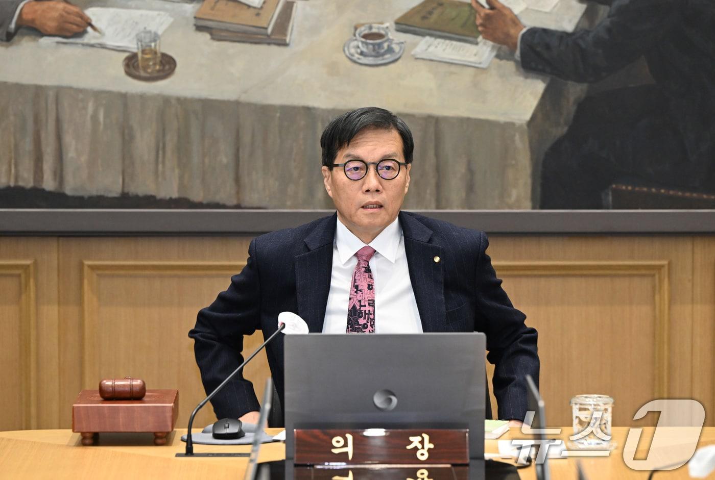 본문 이미지 - 이창용 한국은행 총재가 26일 서울 중구 한국은행 본관에서 금융통화위원회 본회의를 주재하고 있다. 2026.2.26 ⓒ 뉴스1 사진공동취재단