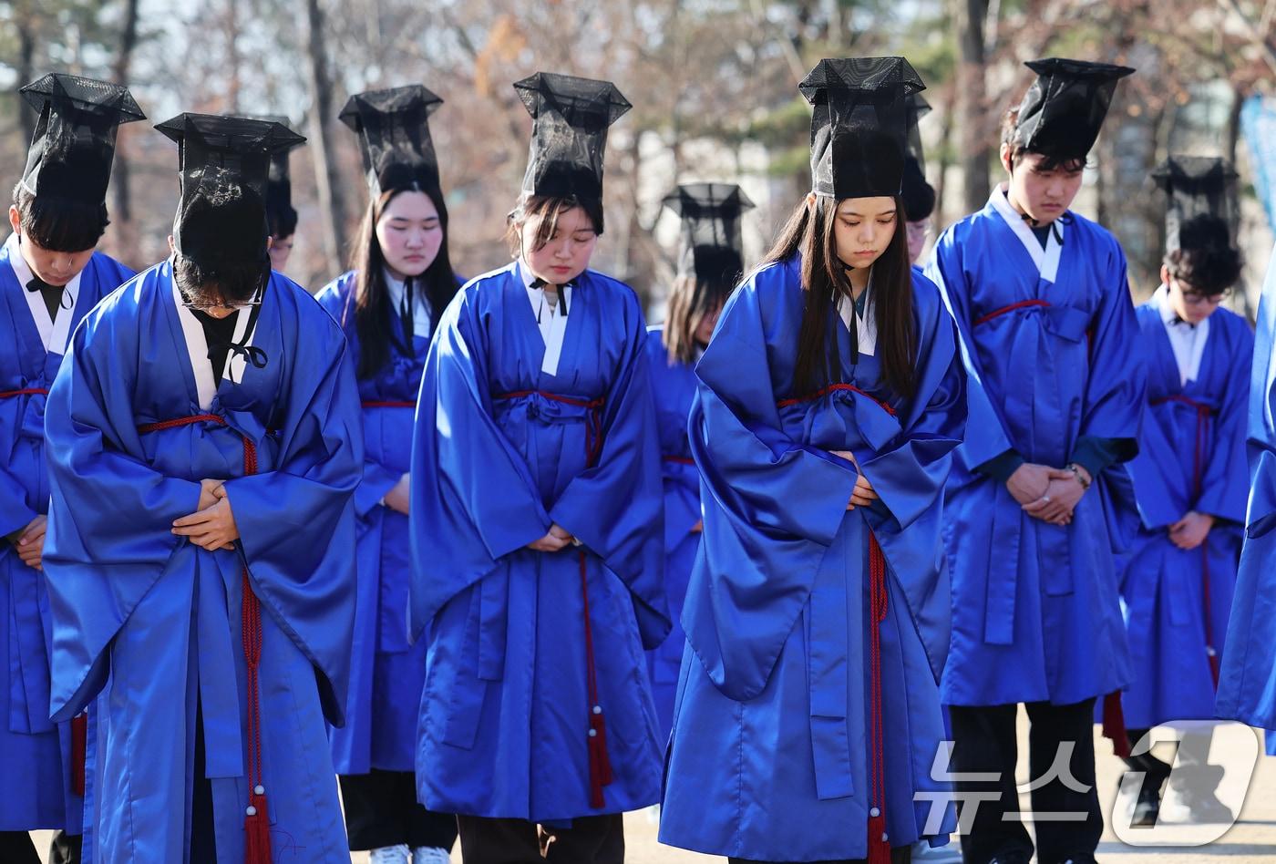 본문 이미지 - 2026학년도 성균관대 신입생들이 26일 오전 서울 종로구 성균관대학교 비천당에서 전통복장 청금복과 유건을 쓴 채 입학 고유례(告由禮)를 봉행하고 있다. 고유례는 학교의 입학·졸업·신축 등 큰 행사가 있을 때 공자 사당을 찾아 이를 고하는 성균관대학교의 고유 의식이다. 2026.2.26 ⓒ 뉴스1 오대일 기자