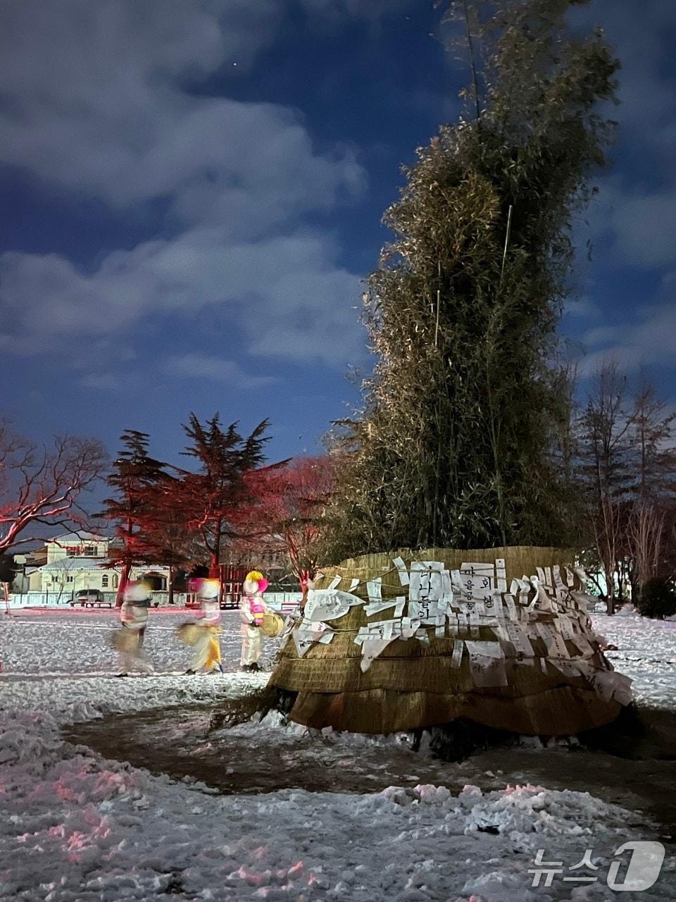 본문 이미지 - 정월대보름을 맞아 오는 28일 군산시 회현면 들판에서 달질태우기 등 다채로운 행사가 열린다.(너나들이 제공. 재판매 및 DB금지)