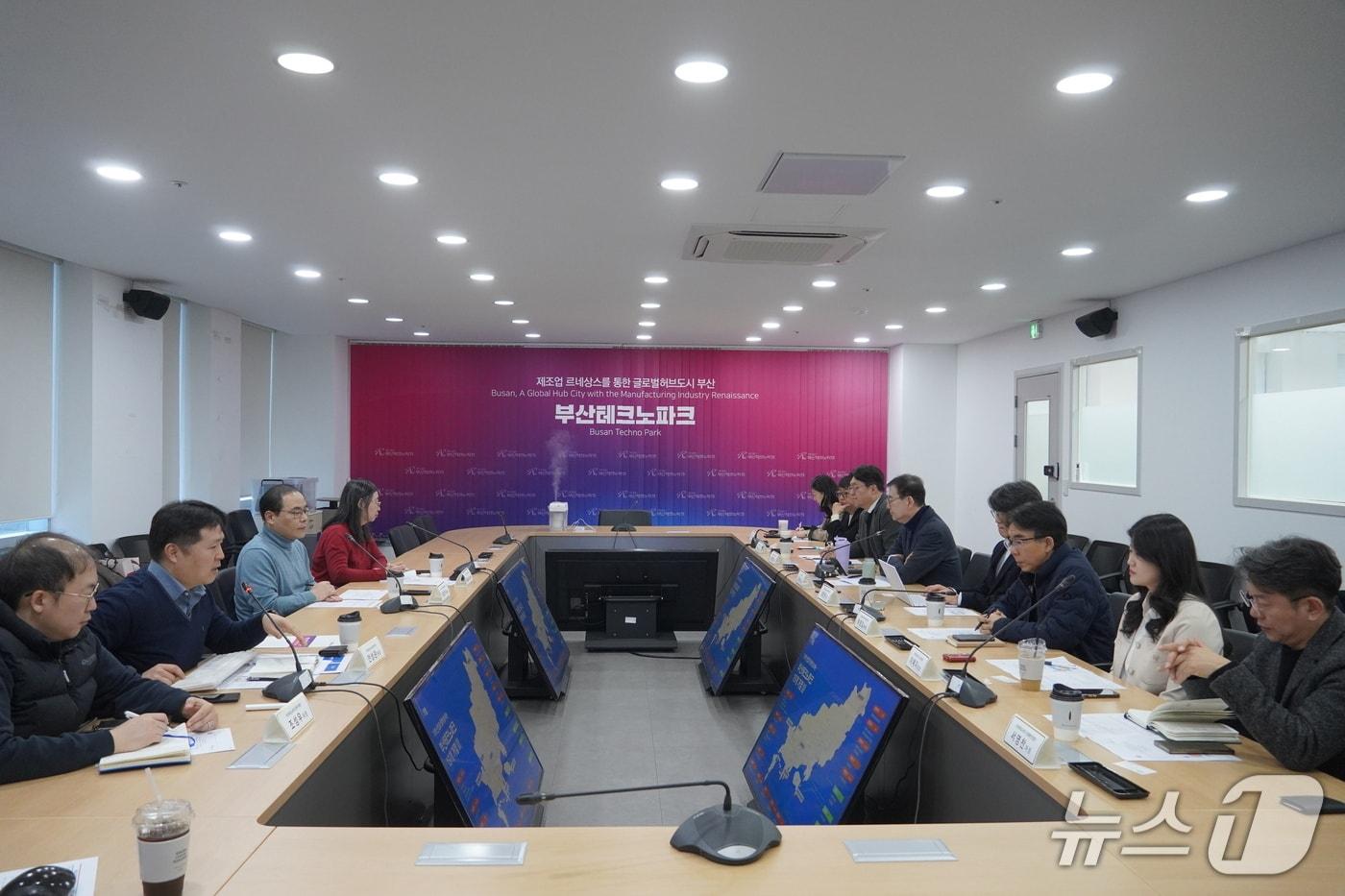 본문 이미지 - 부산테크노파크 관계자(오른쪽)와 캐나다 한인과학기술자협회 방문단(왼쪽)이 25일 양정오픈오피스에서 글로벌 과학기술 협력 방안에 대해 회의하고 있다.(부산테크노파크 제공. 재판매 및 DB금지)