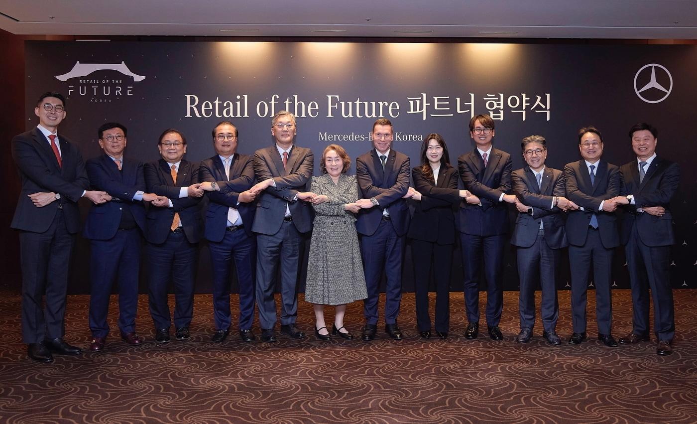 본문 이미지 - 메르세데스-벤츠 코리아는 25일 서울신라호텔에서 전국 11개 공식 딜러사와 함께 새로운 차량 판매 방식인 '리테일 오브 더 퓨처'(Retail of the Future)의 성공적 도입을 위한 협약식을 진행했다. (메르세데스-벤츠 코리아 제공)
