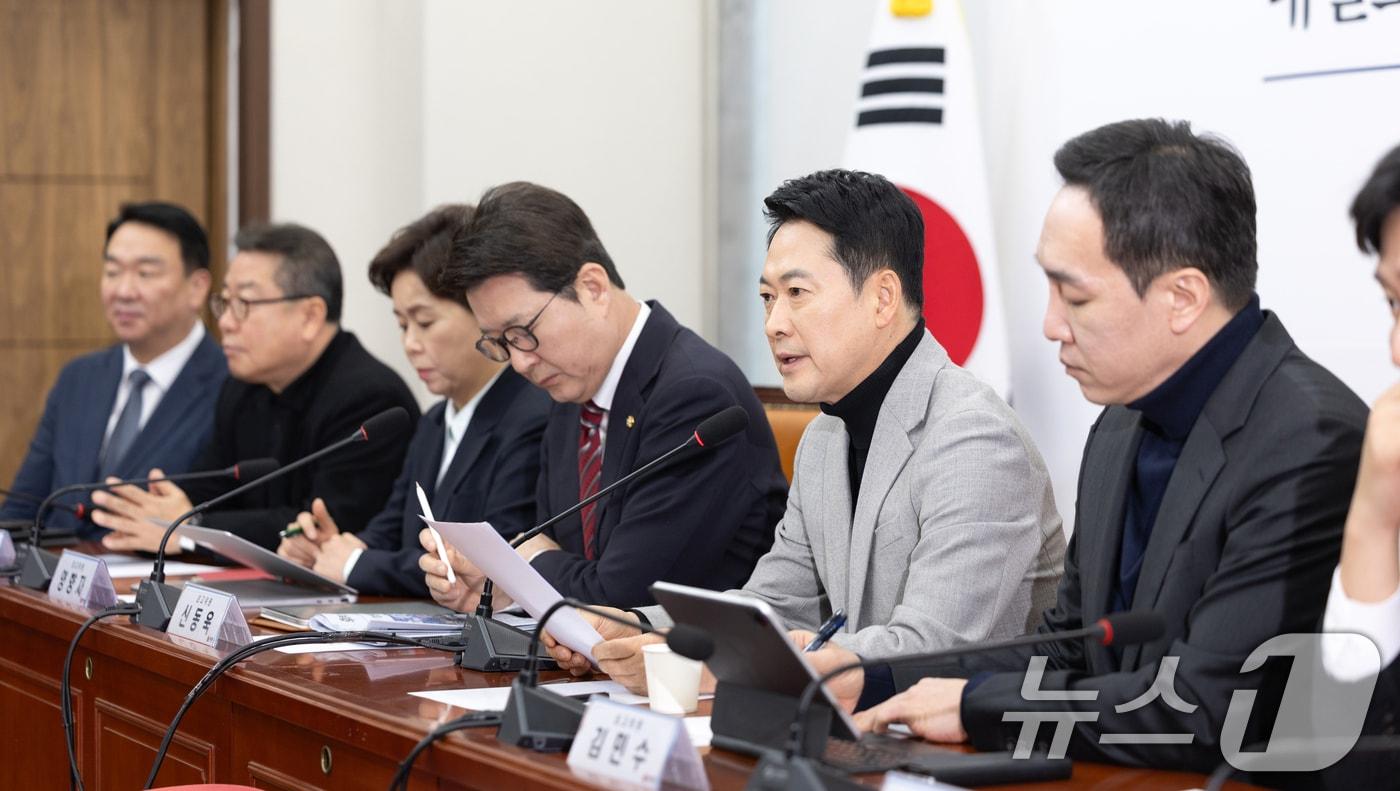 본문 이미지 - 장동혁 국민의힘 대표가 26일 서울 여의도 국회에서 열린 최고위원회의에서 모두발언하고 있다. 2026.2.26 ⓒ 뉴스1 이승배 기자