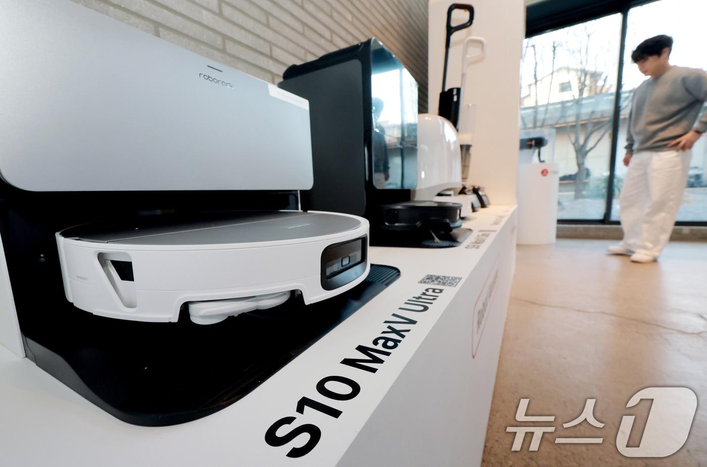 본문 이미지 - 로보락은 지난 26일 출시한  신제품 로봇청소기 S10 MaxV 울트라의 흡입력이 전작 'S9 맥스V 울트라' 대비 약 60% 향상된 3만6000Pa이라고 밝혔다. 2026.2.26 ⓒ 뉴스1 이호윤 기자