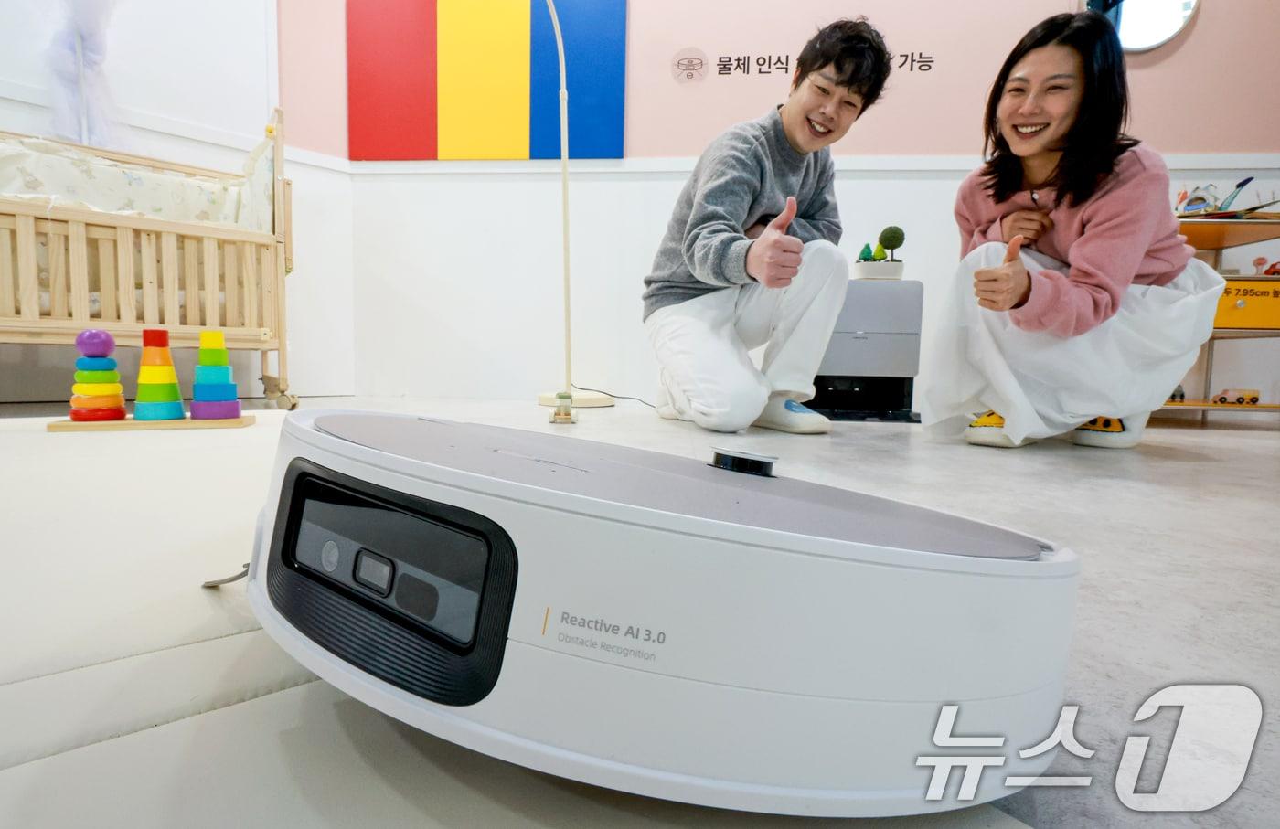 본문 이미지 - 26일 서울 성동구 코사이어티에서 열린 '2026 로보락 신제품 론칭 쇼'에서 신제품 로봇청소기 S10 MaxV 울트라(S10 맥스V 울트라)를 소개하고 있다. 이번 모델은 전작 'S9 맥스V 울트라' 대비 흡입 성능 2만2000Pa을 약 60% 향상시킨 3만5000Pa의 흡입력을 구현해 미세먼지부터 카펫 깊숙이 박힌 이물질까지 제거할 수 있도록 설계됐다. 2026.2.26 ⓒ 뉴스1 이호윤 기자