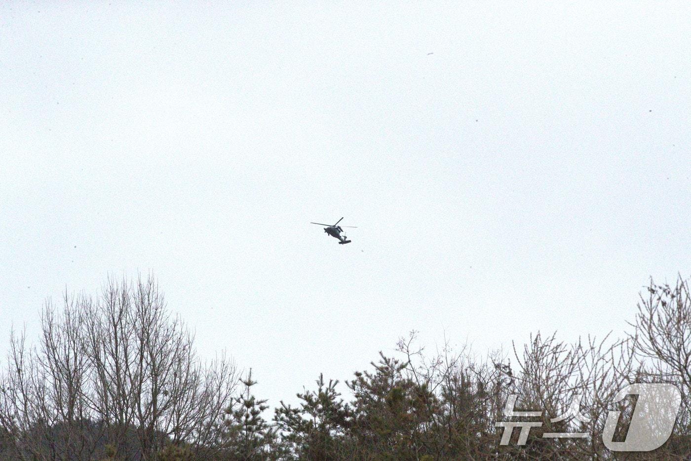본문 이미지 - 26일 오전 경북 영주시 안정면 용산리 야산에서 군 헬기가 전날 추락한 F-16C 전투기의 파편과 잔해를 수습하고 있다.2026.2.26 ⓒ 뉴스1 신성훈 기자