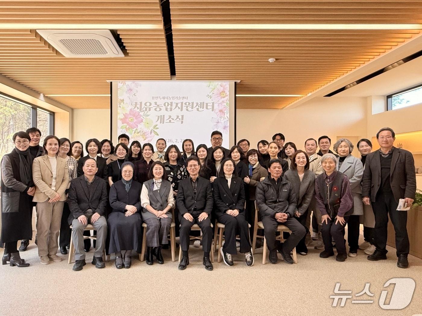 본문 이미지 - 25일 열린 치유농업지원센터 개소식에서 참석자들이 기념사진을 촬영하고 있는 모습.(용인시 제공)