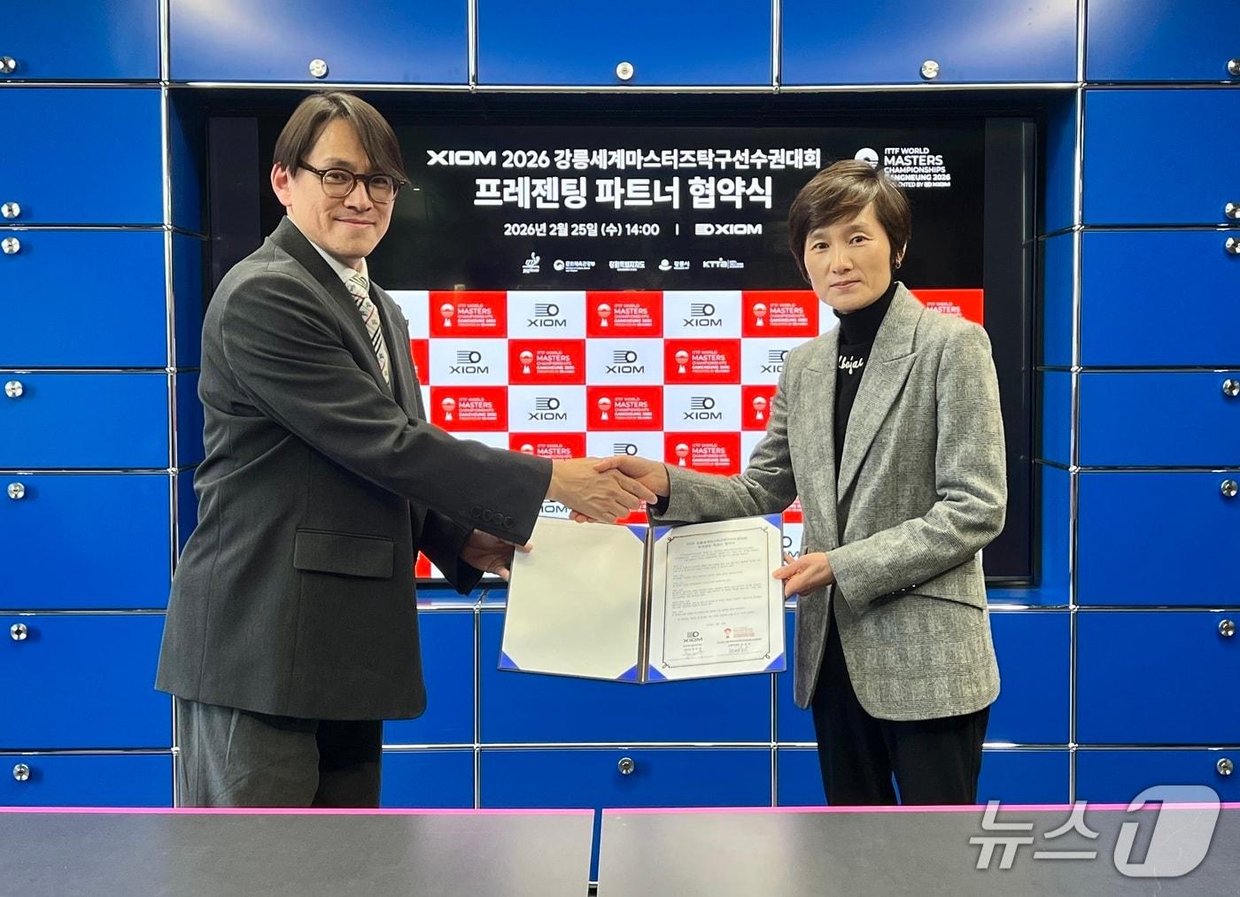 본문 이미지 - 강릉세계마스터즈 탁구선수권대회 조직위원회와 글로벌 탁구용품 브랜드 엑시옴 프레젠팅 파트너 계약 체결식.(강릉시 제공, 재판매 및 DB 금지) 2026.2.26/뉴스1
