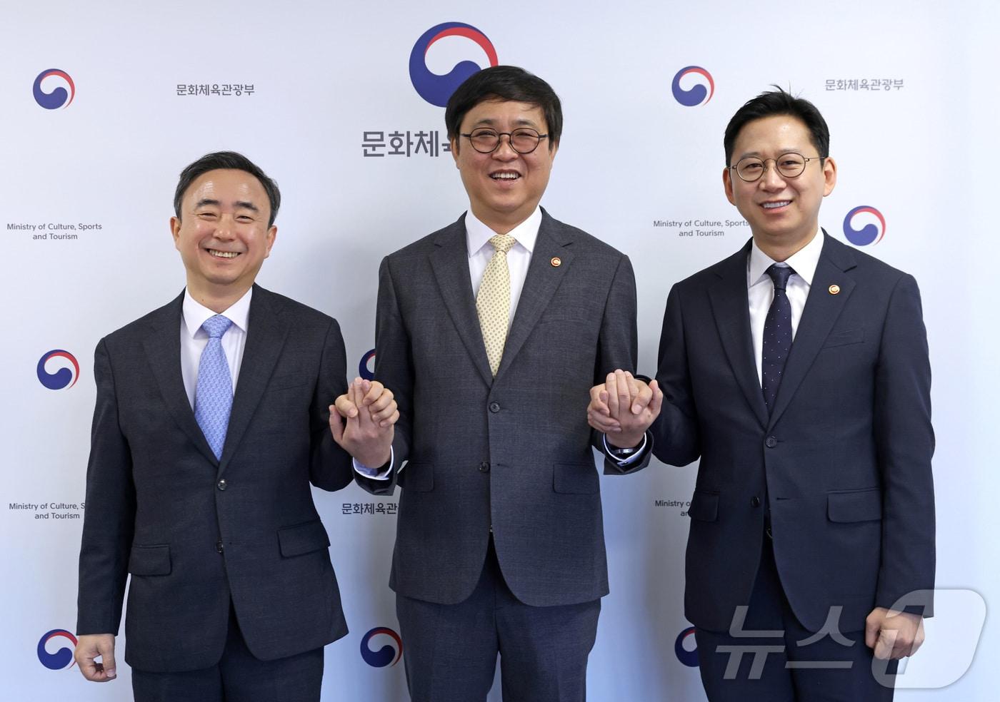 본문 이미지 - 최휘영 문화체육관광부 장관(가운데)과 배경훈 부총리 겸 과학기술정보통신부 장관(오른쪽), 임문영 국가인공지능전략위원회 부위원장이 26일 서울 종로구 국립현대미술관 서울관에서 열린 공정이용 안내서 관계부처 고위급 간담회에 앞서 기념촬영을 하고 있다. (문화체육관광부 제공. 재판매 및 DB금지)