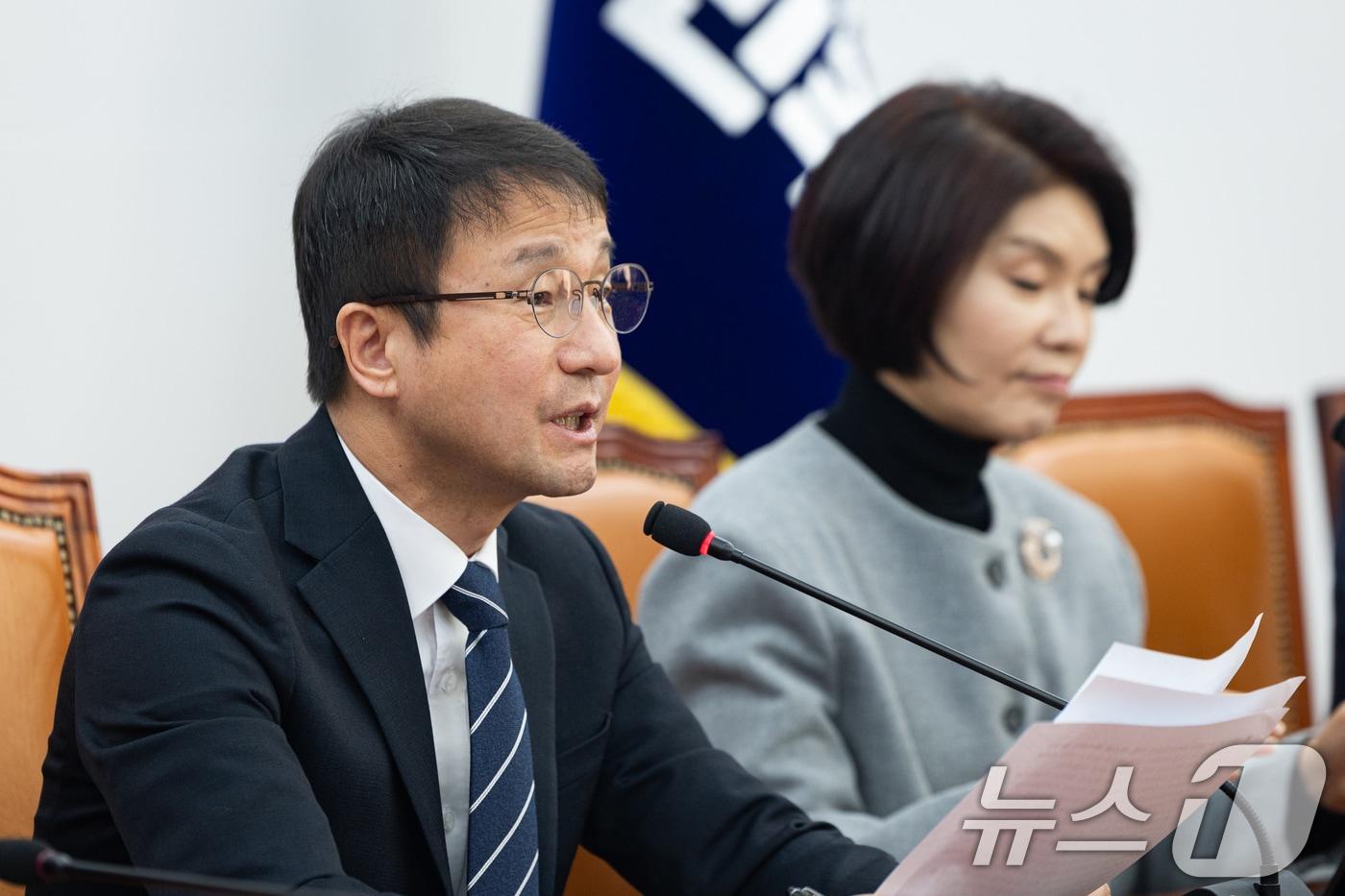 본문 이미지 - 한병도 더불어민주당 원내대표가 26일 서울 여의도 국회에서 열린 정책조정회의에서 모두 발언을 하고 있다. 2026.2.26 ⓒ 뉴스1 유승관 기자