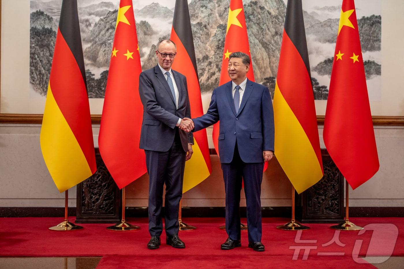 본문 이미지 - 중국을 방문한 프리드리히 메츠르 총리가 25일 베이징 댜오위타이에서 시진핑 주석과 회담했다. 2026.2.25 ⓒ 로이터=뉴스1