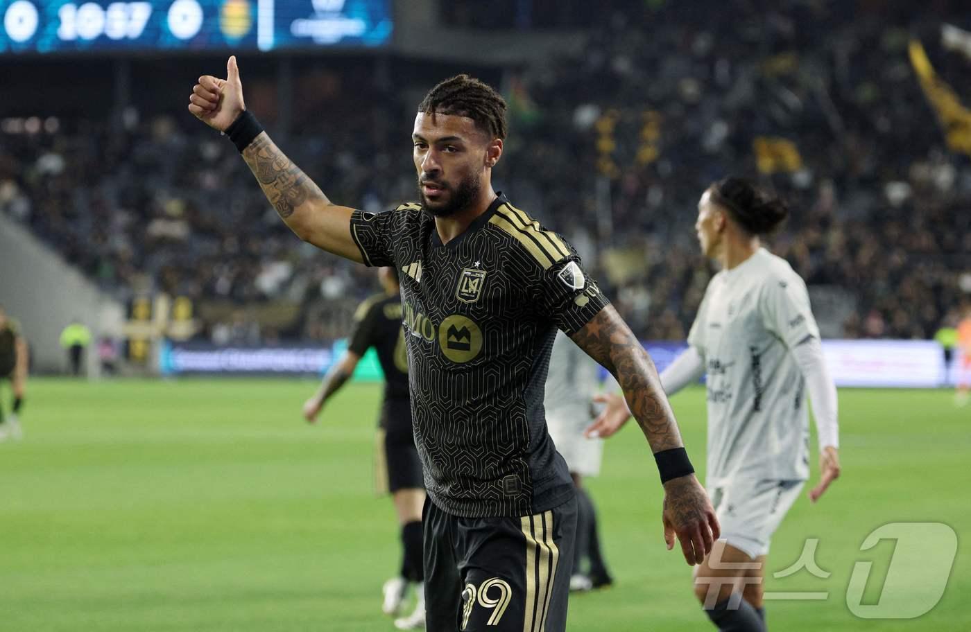 본문 이미지 - LA FC와 계약을 연장한 데니스 부앙가.  ⓒ AFP=뉴스1