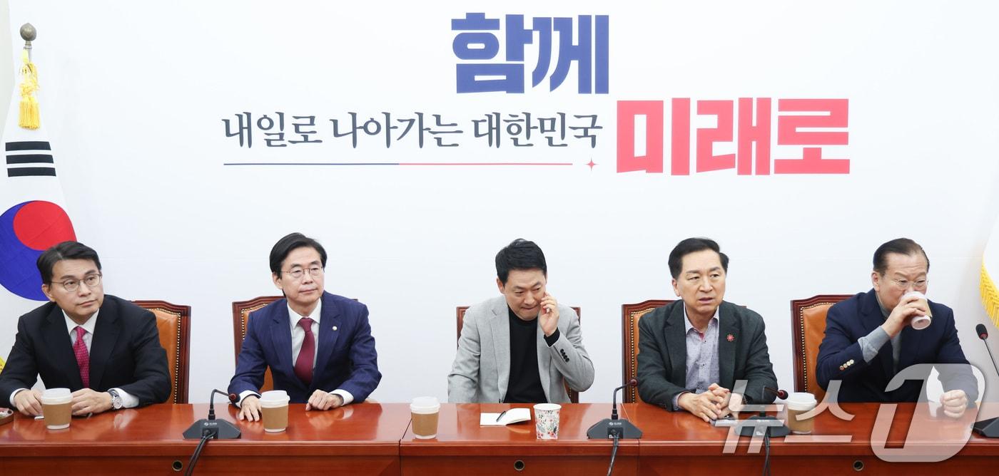 본문 이미지 - 장동혁 국민의힘 대표가 26일 서울 여의도 국회에서 4선 이상 중진 의원들과 면담을 하고 있다. 2026.2.26 ⓒ 뉴스1 신웅수 기자