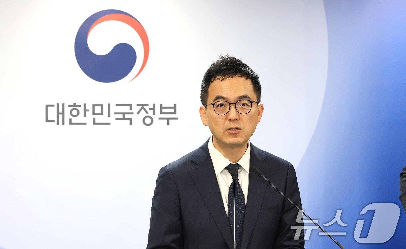 본문 이미지 - 구자현 검찰총장 직무대행이 26일 서울 종로구 정부서울청사에서 AI 악용 등 가짜뉴스 엄정 대응을 위한 검경 합동 담화문을 발표하고 있다. 2026.2.26 ⓒ 뉴스1 임세영 기자