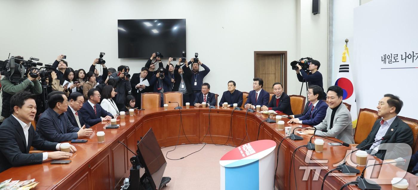본문 이미지 - 장동혁 국민의힘 대표가 26일 서울 여의도 국회에서 4선 이상 중진 의원들과 면담을 하고 있다. 2026.2.26 ⓒ 뉴스1 신웅수 기자