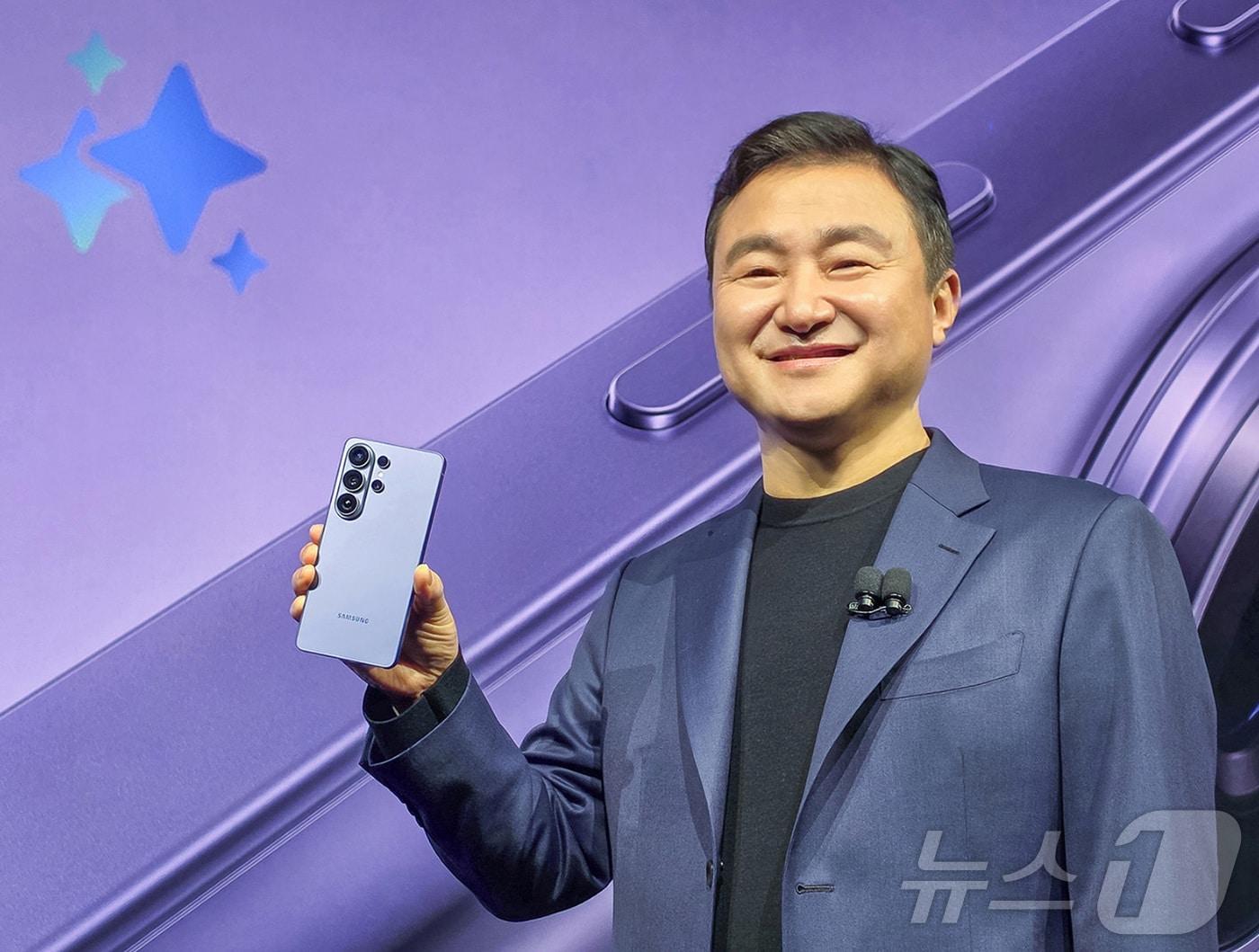 본문 이미지 - 노태문 삼성전자 대표이사(DX부문 사장)가 3세대 AI폰 '갤럭시 S26 시리즈'를 소개하고 있다. (삼성전자 제공. 재판매 및 DB 금지) 2026.2.26 ⓒ 뉴스1