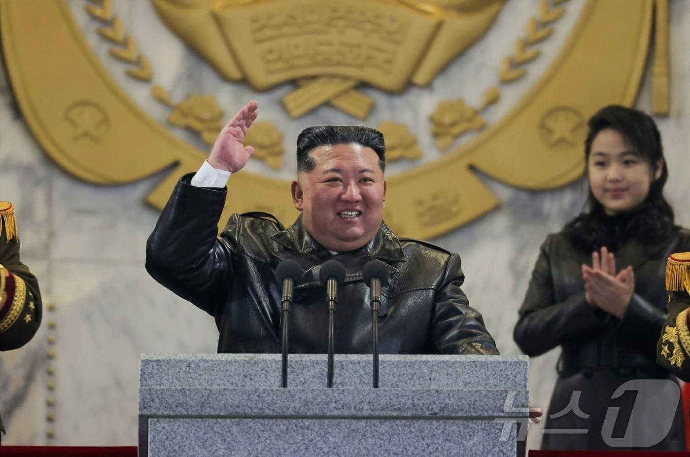 본문 이미지 - (평양 노동신문=뉴스1) = 북한이 25일 제9차 노동당 대회 폐막을 기념하는 열병식을 평양 김일성광장에서 개최했다. 김정은 노동당 총비서는 연설에서 "우리 무력은 모든 상황에 준비돼 있다"며 "어떤 세력의 군사적 적대행위에 대해서도 즉시에 처절한 보복공격을 가할 것"이라고 강조했다. 연설하는 김 총비서와 그 뒤로 보이는 딸 주애. [국내에서만 사용가능. 재배포 금지. DB 금지. For Use Only in the Republic of Korea. Redistribution Prohibited] rodongphoto@news1.kr