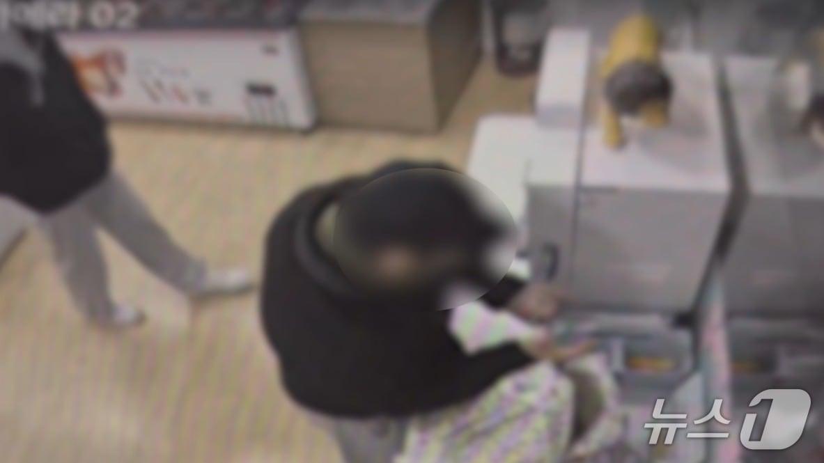 본문 이미지 - 무인점포 단말기를 파손하는 피의자(대전경찰청 제공) /뉴스1