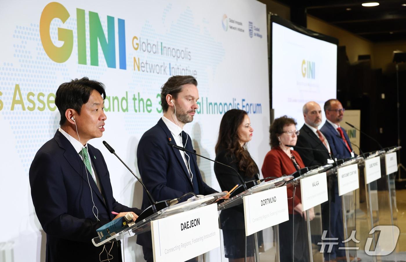 본문 이미지 - 대전시가 세계경제과학도시연합 2대 회장도시에 재선출됐다. 최성아 대전시 정무경제과학부시장이 수락 연설을 하고 있다, (시 제공) / 뉴스1