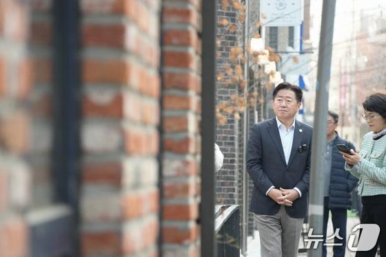 본문 이미지 -  서울 성수동 도시재생현장을 둘러보는 오영훈 지사.(제주도 제공. 재판매 및 DB 금지)/뉴스1