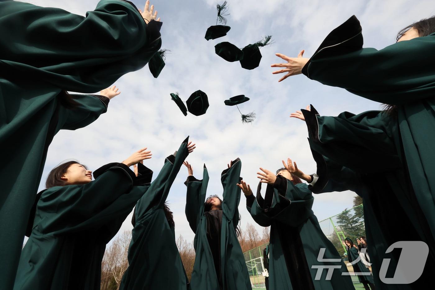 본문 이미지 - 26일 광주 북구 용봉동 전남대학교 캠퍼스 제74회 전기학여수여식에서 졸업가운을 입은   졸업생들이 학사모를 날리고 있다. ⓒ 뉴스1 박지현 기자