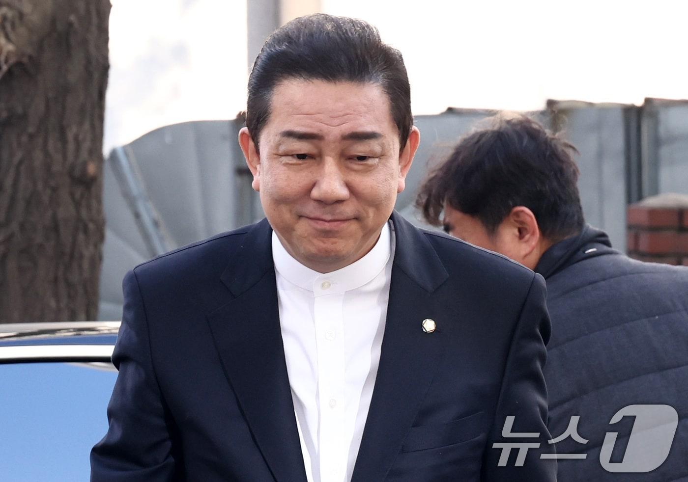 본문 이미지 - 공천헌금 수수 의혹 등 13가지 의혹으로 수사를 받고 있는 김병기 무소속 의원이 26일 오전 서울 마포구 서울경찰청 공공범죄수사대에 피의자 신분으로 출석하고 있다. ⓒ 뉴스1 최지환 기자