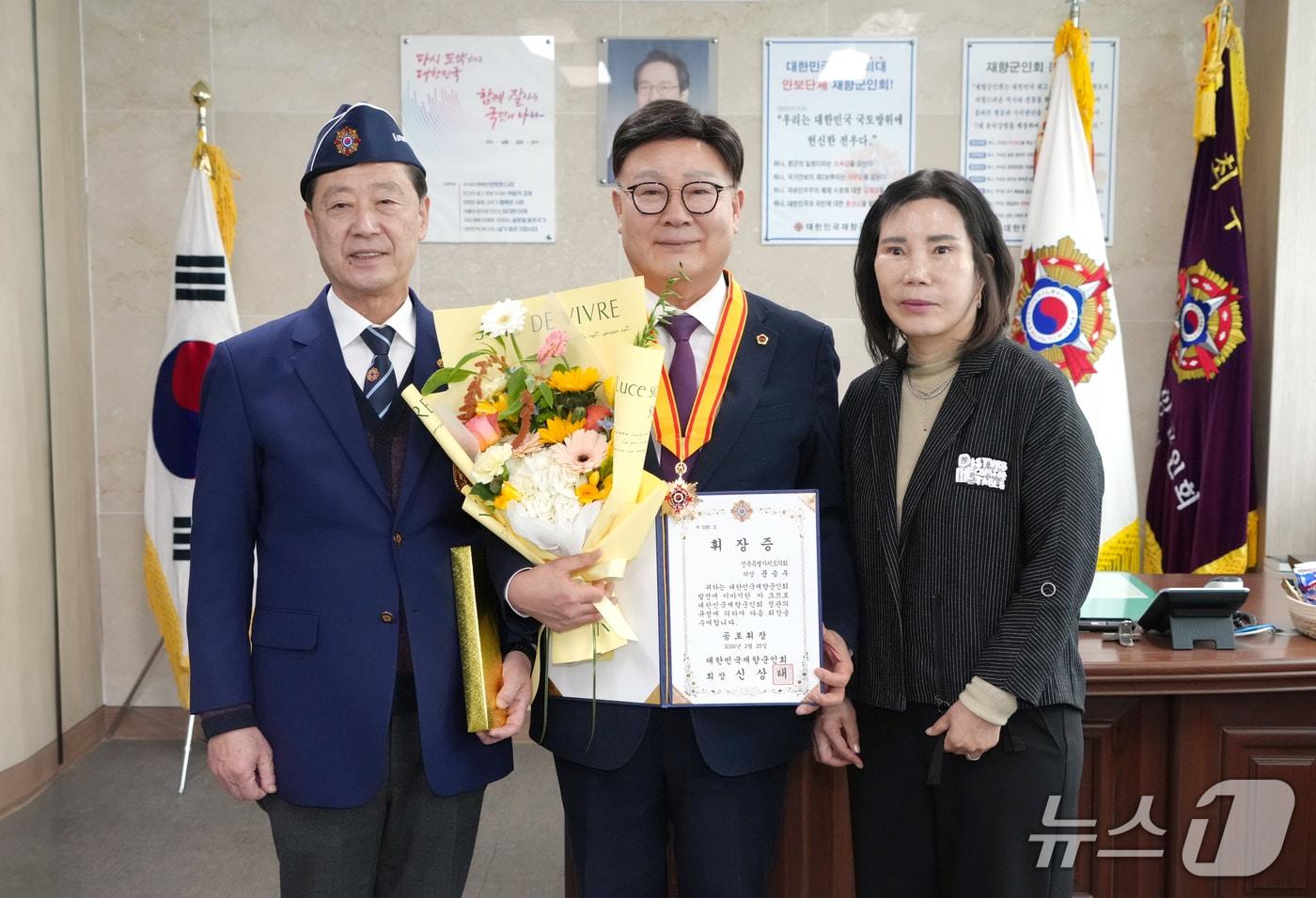 본문 이미지 - 문승우 전북도의장(가운데)이 국가 안보와 지역사회 발전에 기여한 공로를 인정받아 대한민국재향군인회로부터 공로휘장을 받았다.(의회제공, 재판매 및 DB금지)2026.2.26/뉴스1