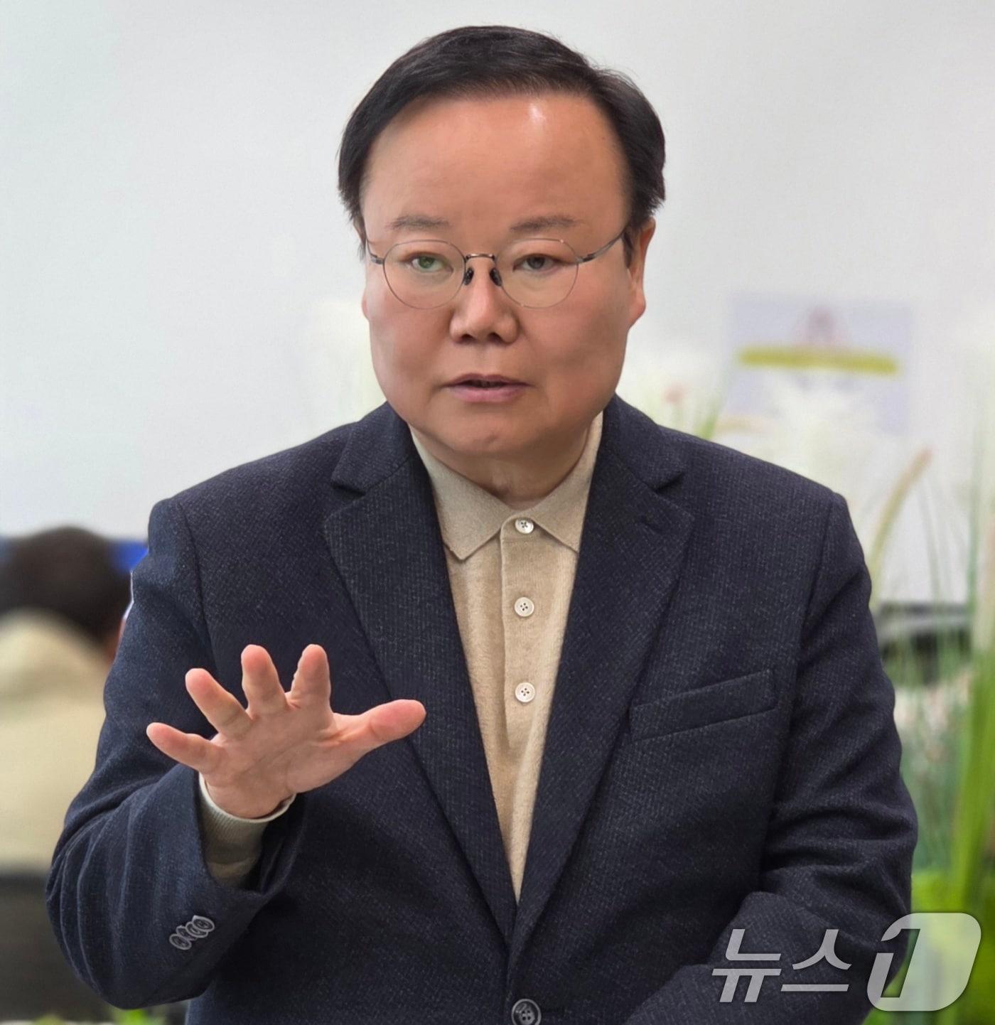 본문 이미지 - 김재원 경북지사 예비후보가 26일 구미시청에서 기자회견을 하고 있다. 2026.2.26 ⓒ 뉴스1 정우용 기자