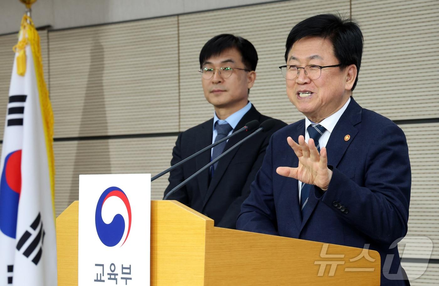 본문 이미지 - 최교진 교육부 장관이 26일 세종시 정부세종청사에서 햇빛 이음학교 사업 추진게획을 발표하고 있다. 교육부는 2030년까지 국공립 초·중등학교에 태양광 발전 설비를 단계적으로 확대 설치하여 학교 전기요금 부담 증가에 대응하는 한편, 태양광 설비를 수업·체험에 활용해 기후·생태전환교육을 강화 하겠다고 밝혔다. 2026.2.26 ⓒ 뉴스1 김기남 기자