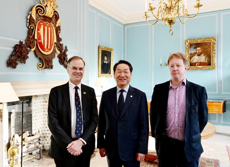 본문 이미지 - 유정복 인천시장이 25일(현지시간) 영국 케임브리지대학교에서 폴 브리스토 케임브리지셔-피터버러 광역시장(오른쪽), 앤디 파커 케임브리지대 피터하우스 학장(왼쪽)과 협력방안을 논의한 뒤 기념촬영을 하고 있다. (인천시 제공.재판매 및 DB금지)