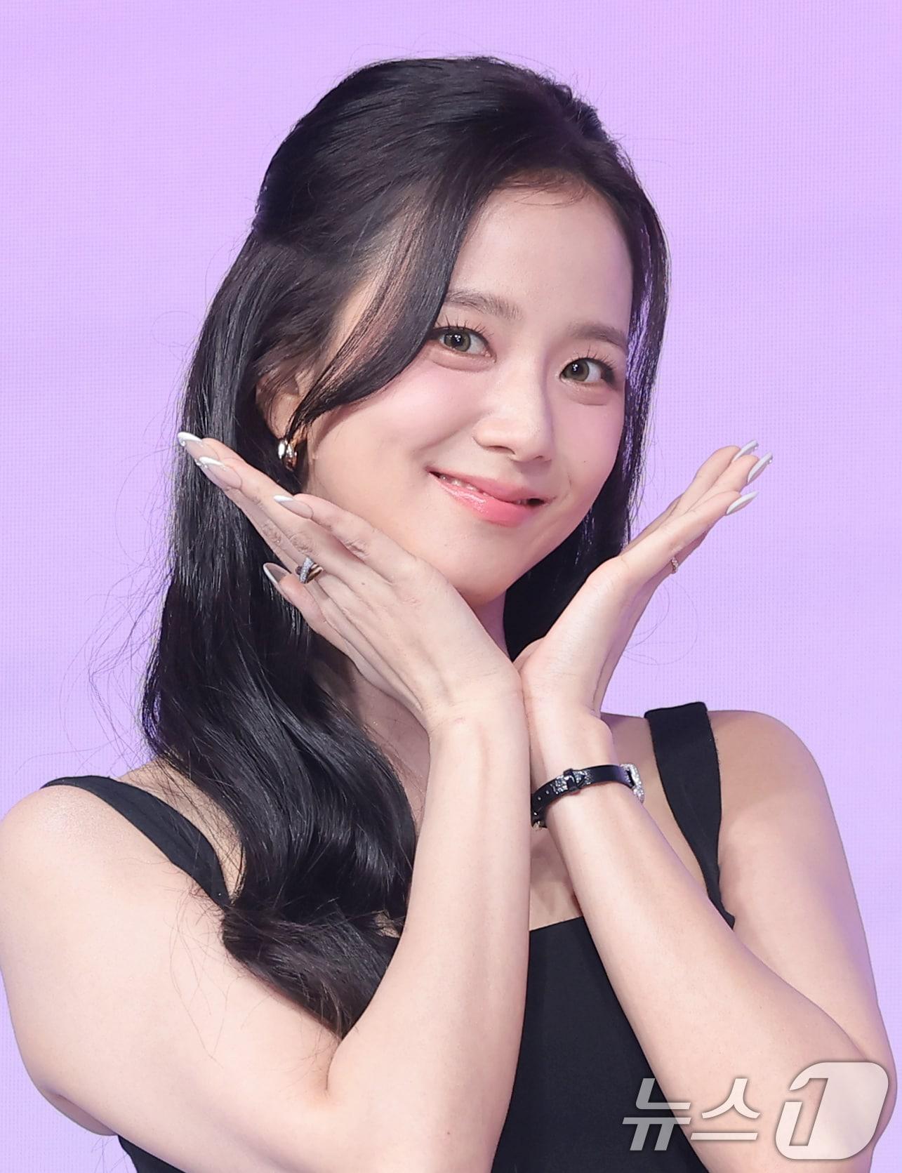 본문 이미지 - 블랙핑크 지수가 26일 서울 종로구 JW메리어트 동대문스퀘어서울에서 열린 넷플릭스 새 시리즈 '월간남친' 제작발표회에서 포즈를 취하고 있다. '월간남친'은 현실 생활에 지친 웹툰 PD 미래(지수 분)가 가상 연애 시뮬레이션을 통해 연애를 구독하고 체험해 보는 로망 실현 로맨틱 코미디다. 2026.2.26 ⓒ 뉴스1 권현진 기자