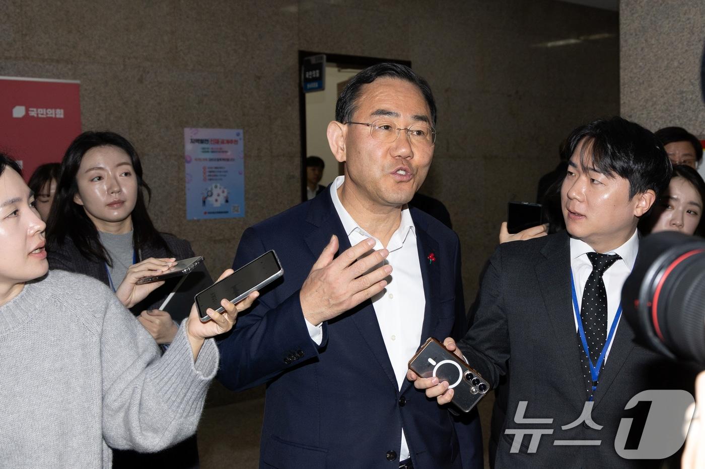 본문 이미지 - 주호영 국민의힘 의원이 26일 서울 여의도 국회 원내수석부대표실에 마련된 대구경북 행정통합 특별법 찬반 투표소를 나서고 있다. ⓒ 뉴스1 이승배 기자