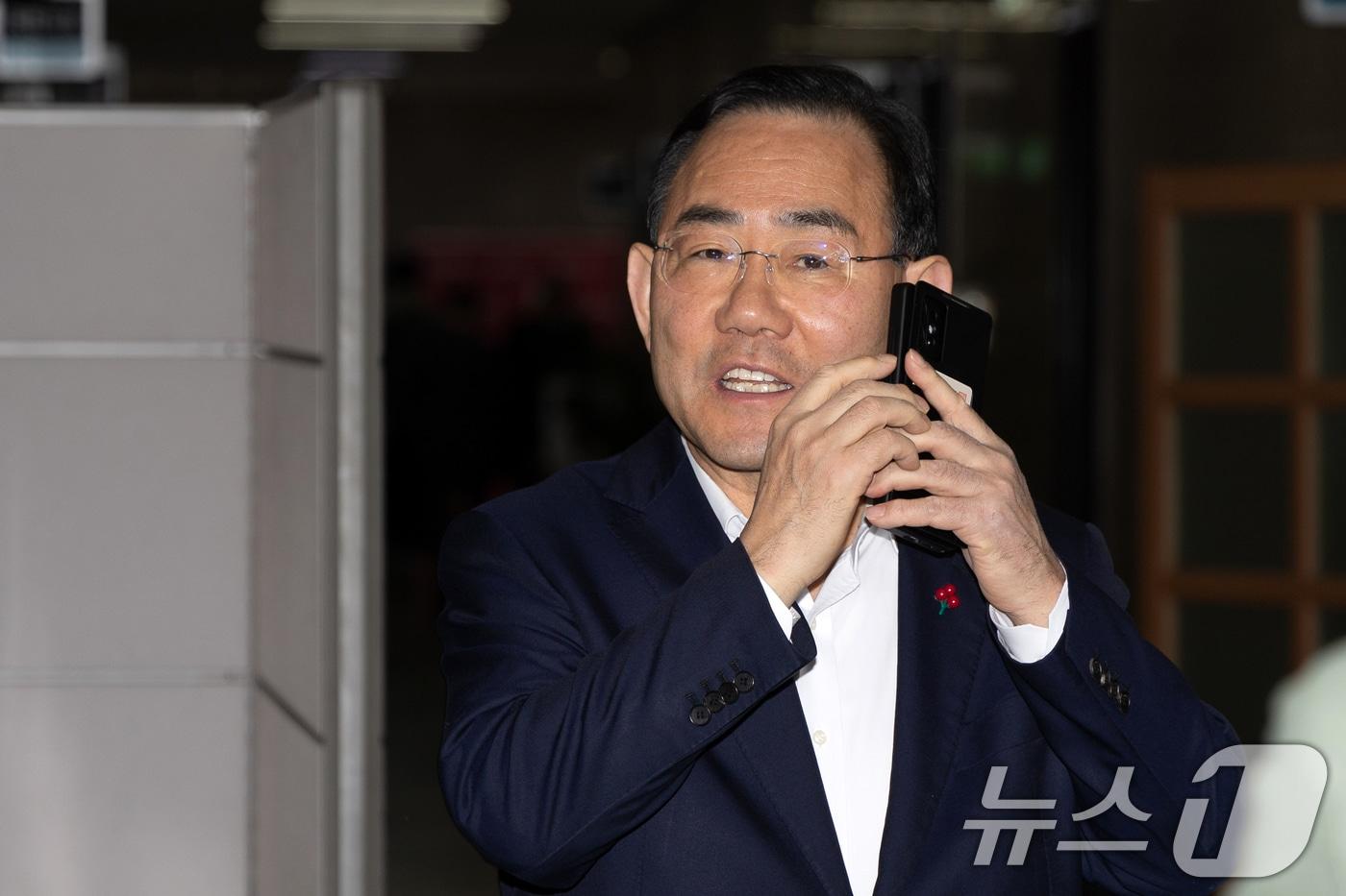 본문 이미지 - 주호영 국민의힘 의원이 지난 2월 26일 서울 여의도 국회 원내수석부대표실에 마련된 대구경북 행정통합 특별법 찬반 투표소를 나서며 통화하고 있다. 2026.2.26 ⓒ 뉴스1 이승배 기자