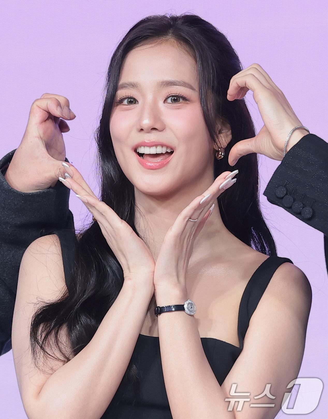 본문 이미지 - 블랙핑크 지수가 26일 서울 종로구 JW메리어트 동대문스퀘어서울에서 열린 넷플릭스 새 시리즈 '월간남친' 제작발표회에서 포즈를 취하고 있다. '월간남친'은 현실 생활에 지친 웹툰 PD 미래(지수 분)가 가상 연애 시뮬레이션을 통해 연애를 구독하고 체험해 보는 로망 실현 로맨틱 코미디다. 2026.2.26 ⓒ 뉴스1 권현진 기자