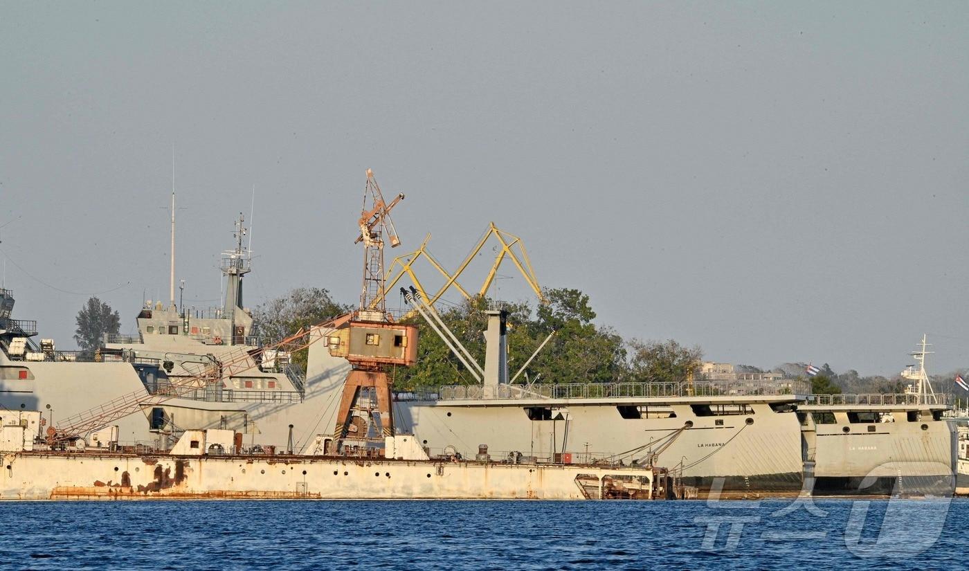 본문 이미지 - 25일(현지시간) 쿠바 수도 아바나 항구에 정박한 쿠바 해안경비대 선박. 이날 쿠바 내무부는 해안경비대가 미국을 출발한 고속정을 저지하는 과정에서 4명이 사망하고 6명이 다쳤다고 밝혔다. 2026.02.25 ⓒ AFP=뉴스1