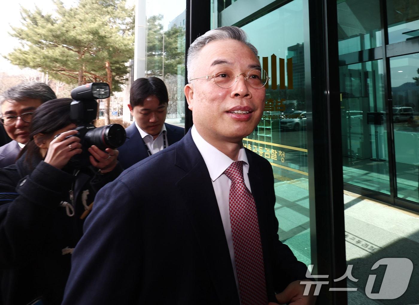 본문 이미지 - 권창영 2차 종합특검팀 특별검사가 지난 26일 오전 서울 서초구 서울고등법원에 마련된 내란특검 사무실을 예방하기 위해 들어서고 있다. 2026.2.26 ⓒ 뉴스1 김민지 기자