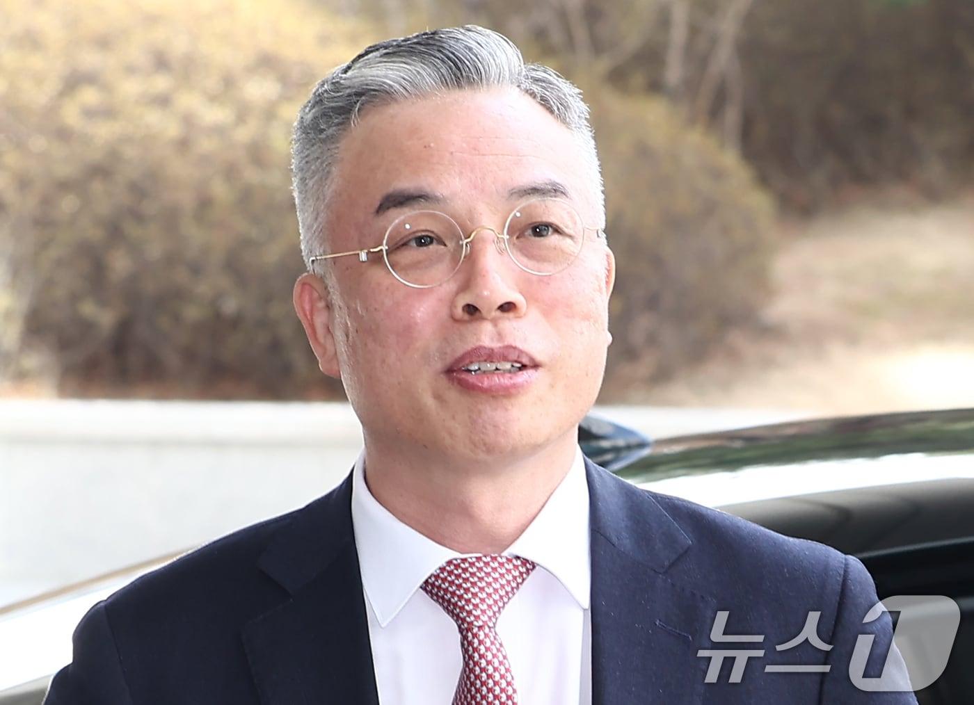 본문 이미지 - 권창영 2차 종합특검팀 특별검사가 26일 오전 서울 서초구 서울고등법원에 마련된 내란특검 사무실을 예방하기 위해 들어서고 있다. 2026.2.26 ⓒ 뉴스1 김민지 기자