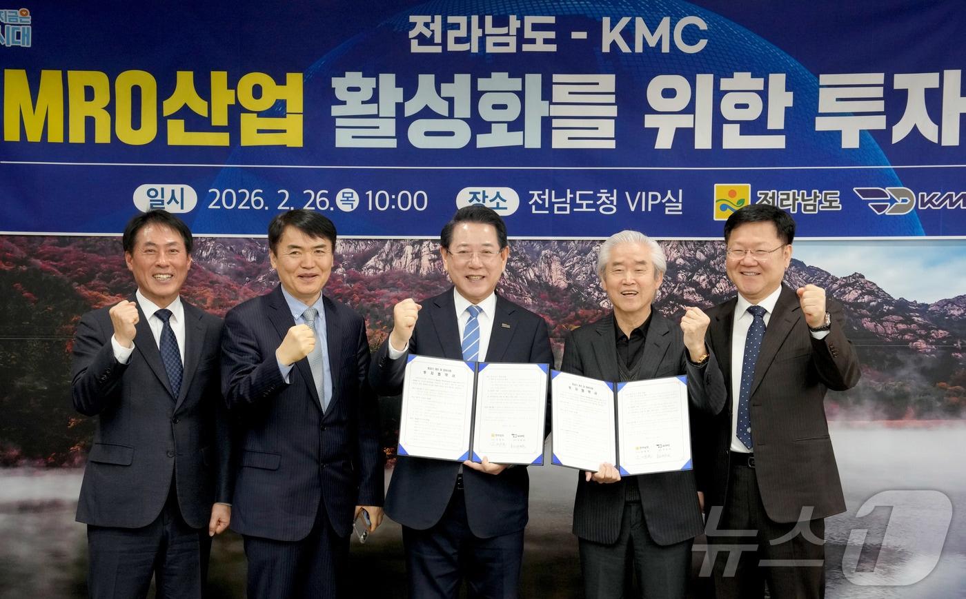 본문 이미지 - 김영록 전라남도지사가 26일 도청 접견실에서 박봉철 美 KMC社 회장과 무안항공특화단지 MRO산업 활성화를 위한 투자협약을 체결하고 있다.(전남도 제공. 재판매 및 DB금지) 2026.2.26 ⓒ 뉴스1 