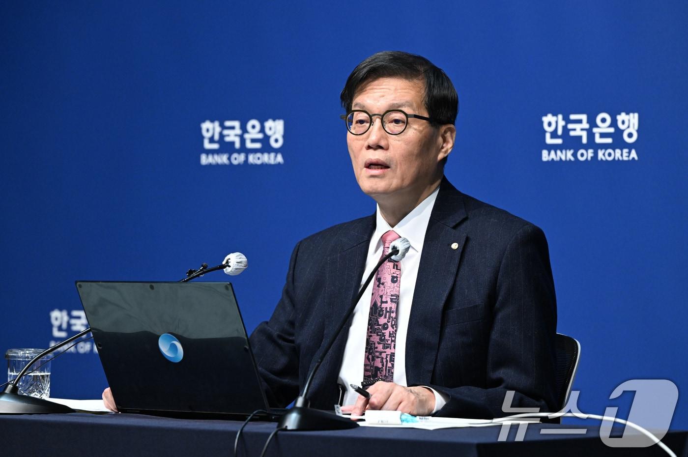 본문 이미지 - 이창용 한국은행 총재가 서울 중구 한국은행 본관에서 열린 기자간담회에서 발언하고 있다. 2026.2.26 ⓒ 뉴스1 사진공동취재단
