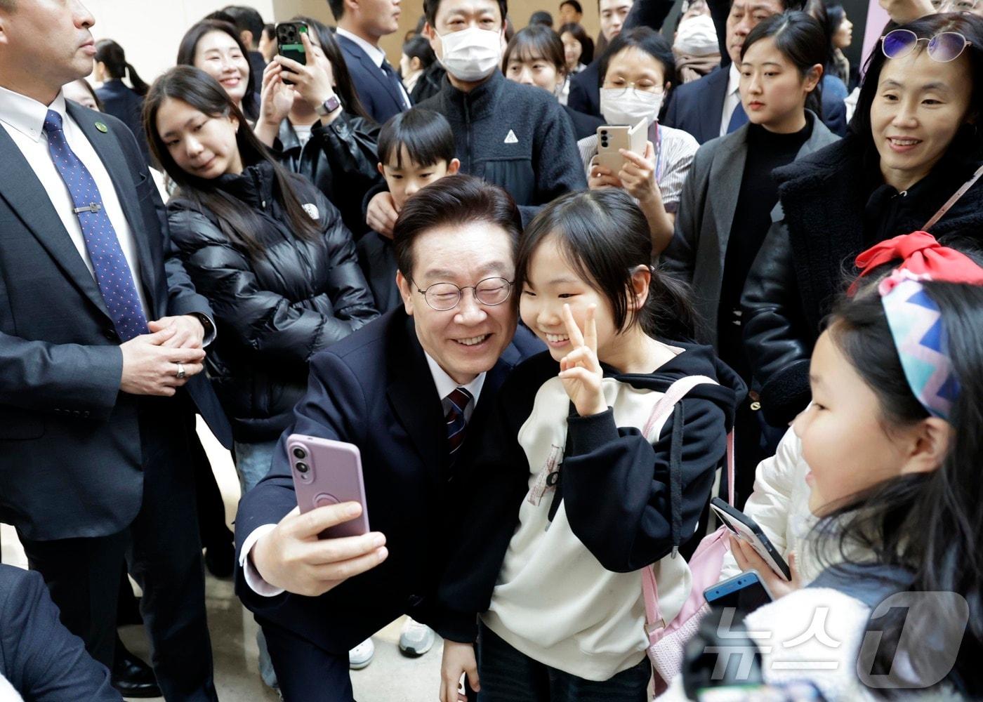 본문 이미지 - 이재명 대통령과 김혜경 여사가 2월 26일 서울 용산구 국립중앙박물관에서 열린 특별전 '우리들의 이순신'을 관람하기 전 어린이와 기념촬영을 하고 있다(사진은 기사내용과 무관함). 2026.2.26 ⓒ 뉴스1 허경 기자