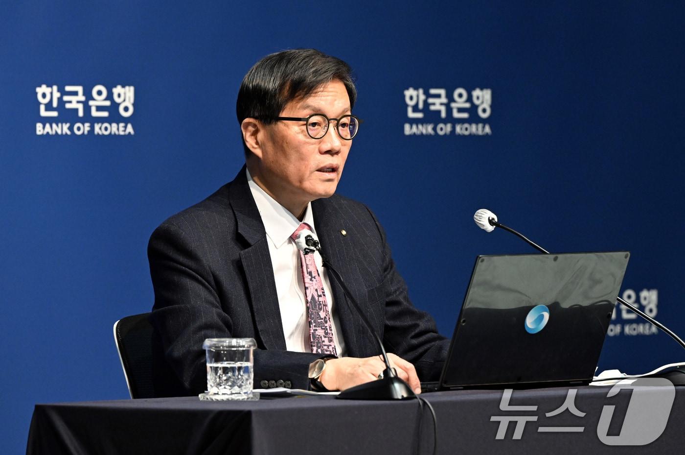 본문 이미지 - 이창용 한국은행 총재가 26일 서울 중구 한국은행 본관에서 열린 기자간담회에서 발언하고 있다. 2026.2.26 ⓒ 뉴스1 사진공동취재단